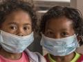 Deux fillettes portent des masques pour aller en classe à Antananarivo, capitale de Madagascar, où sévit une épidémie de peste depuis le mois d'août.